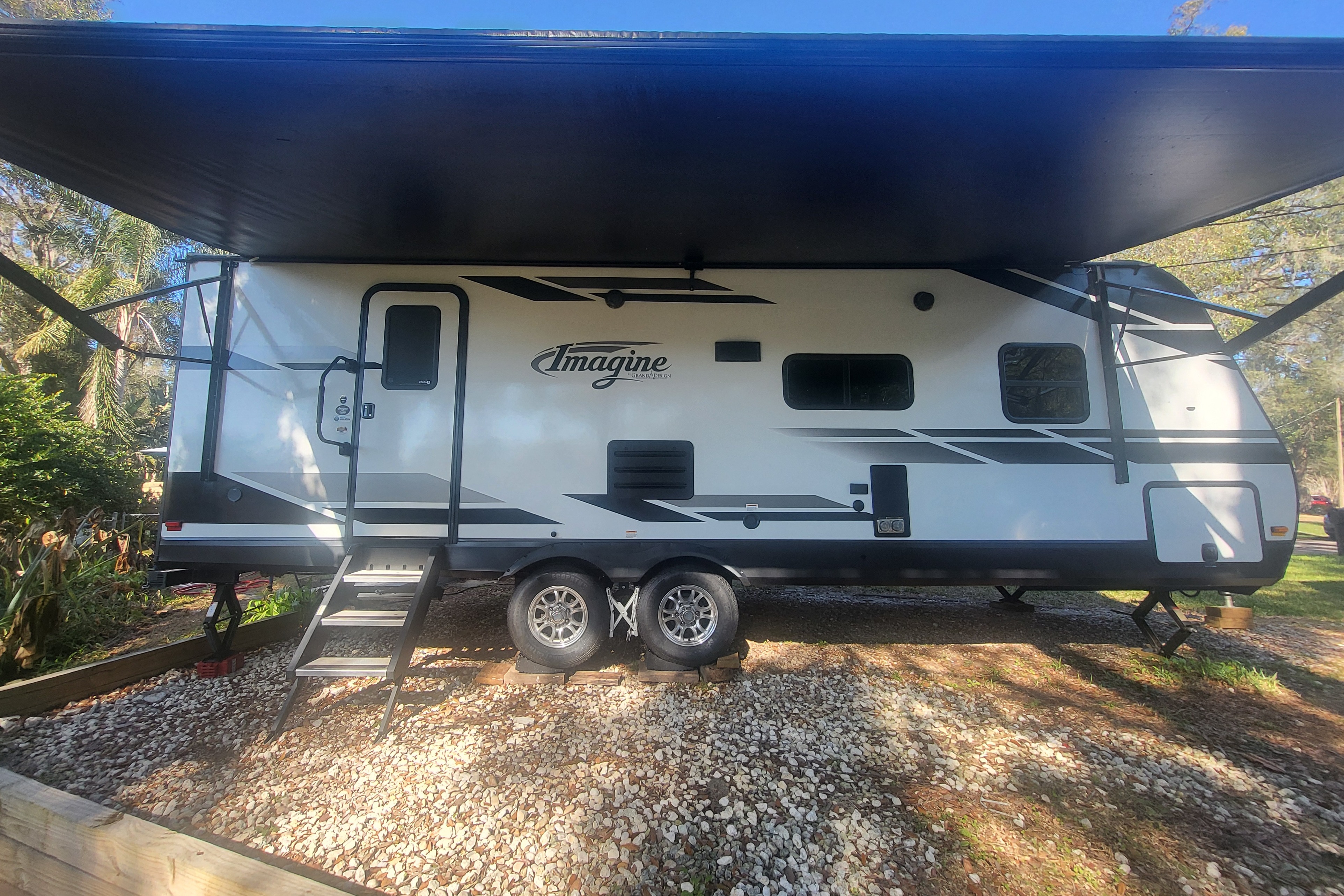 Spacious Couples RV – Delivered, Setup & Stocked