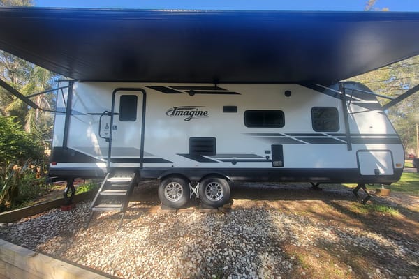 Spacious Couples RV – Delivered, Setup & Stocked