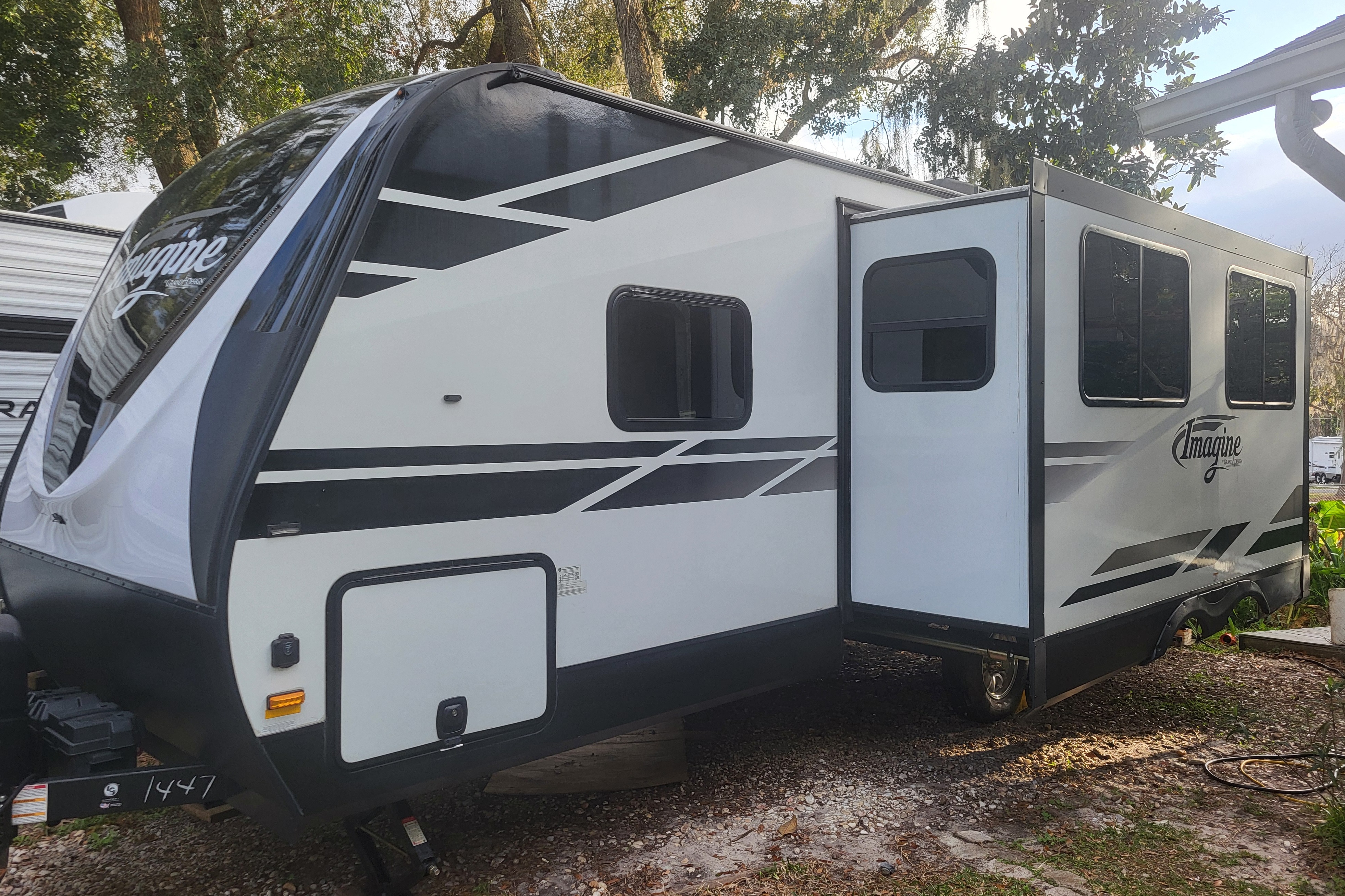Spacious Couples RV – Delivered, Setup & Stocked