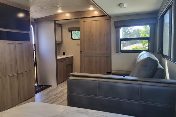 Spacious Couples RV – Delivered, Setup & Stocked