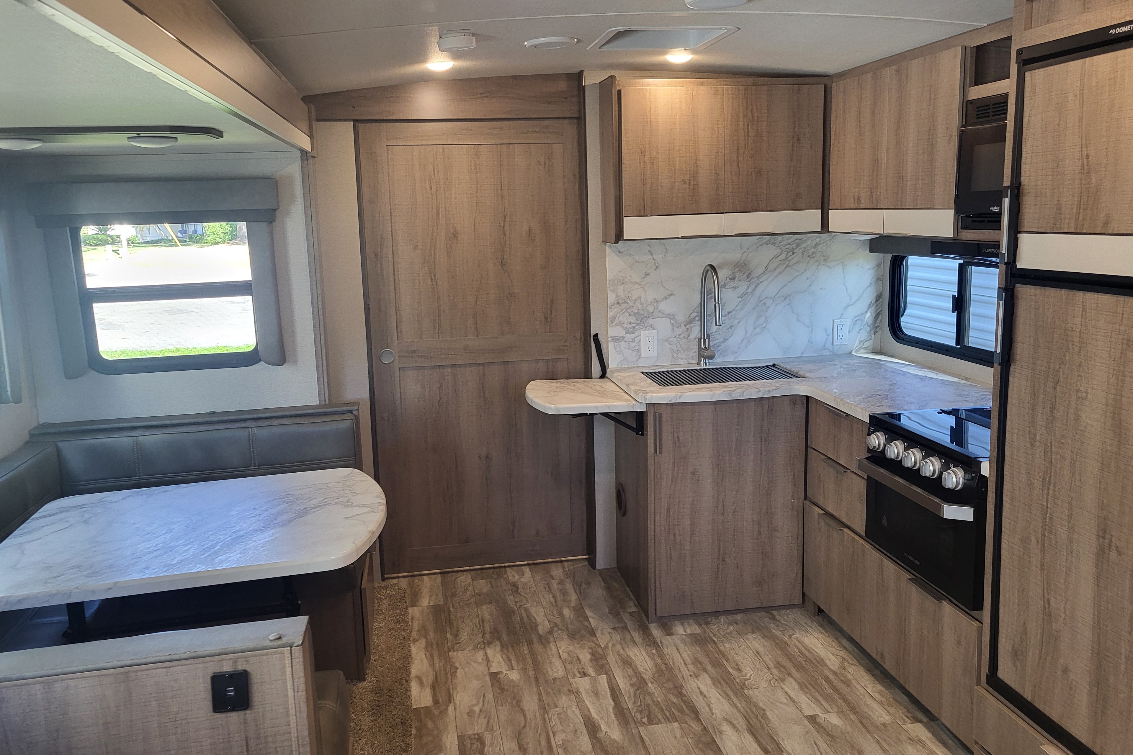 Spacious Couples RV – Delivered, Setup & Stocked