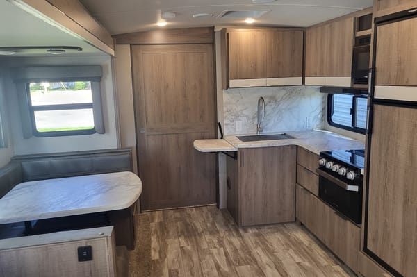 Spacious Couples RV – Delivered, Setup & Stocked