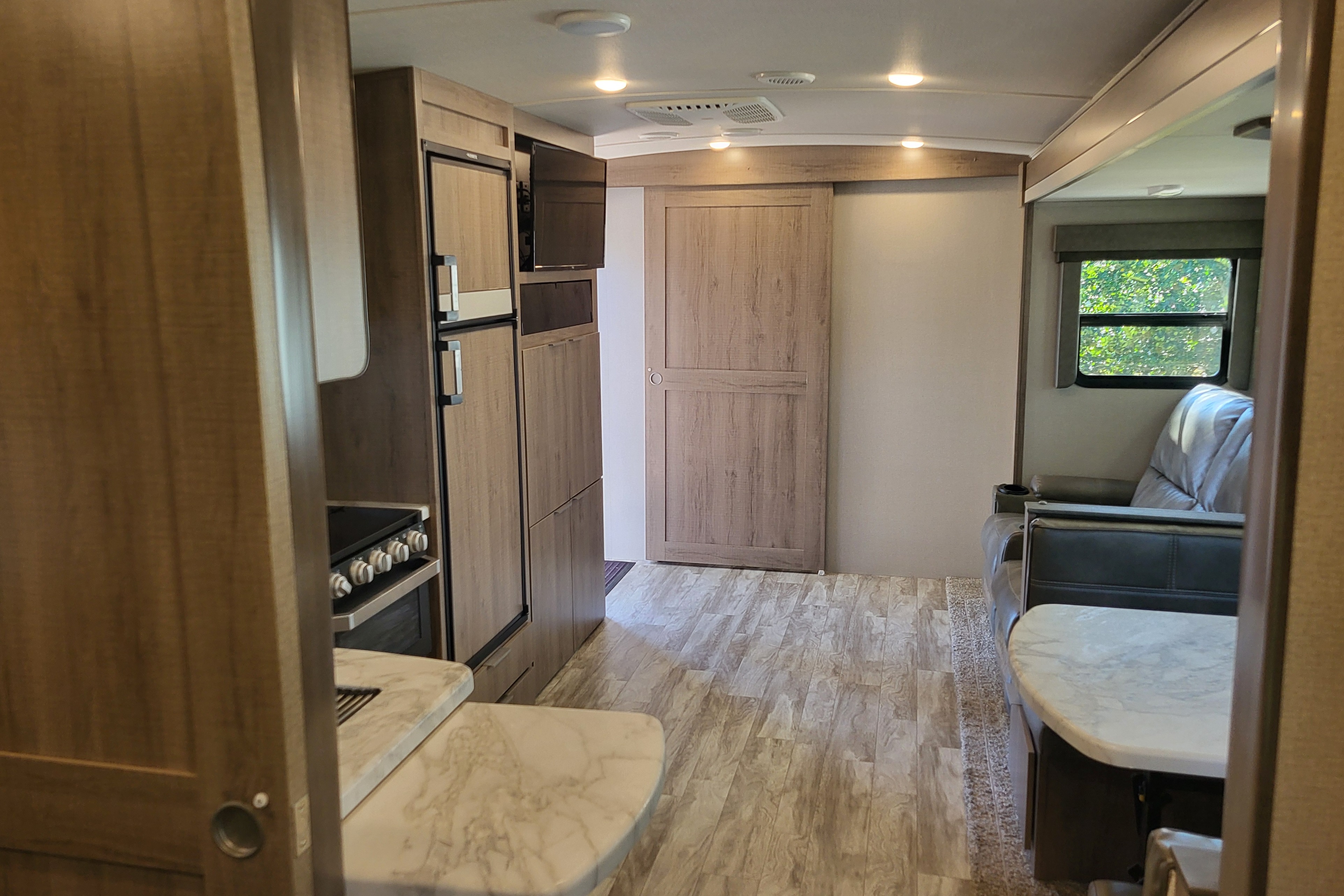 Spacious Couples RV – Delivered, Setup & Stocked