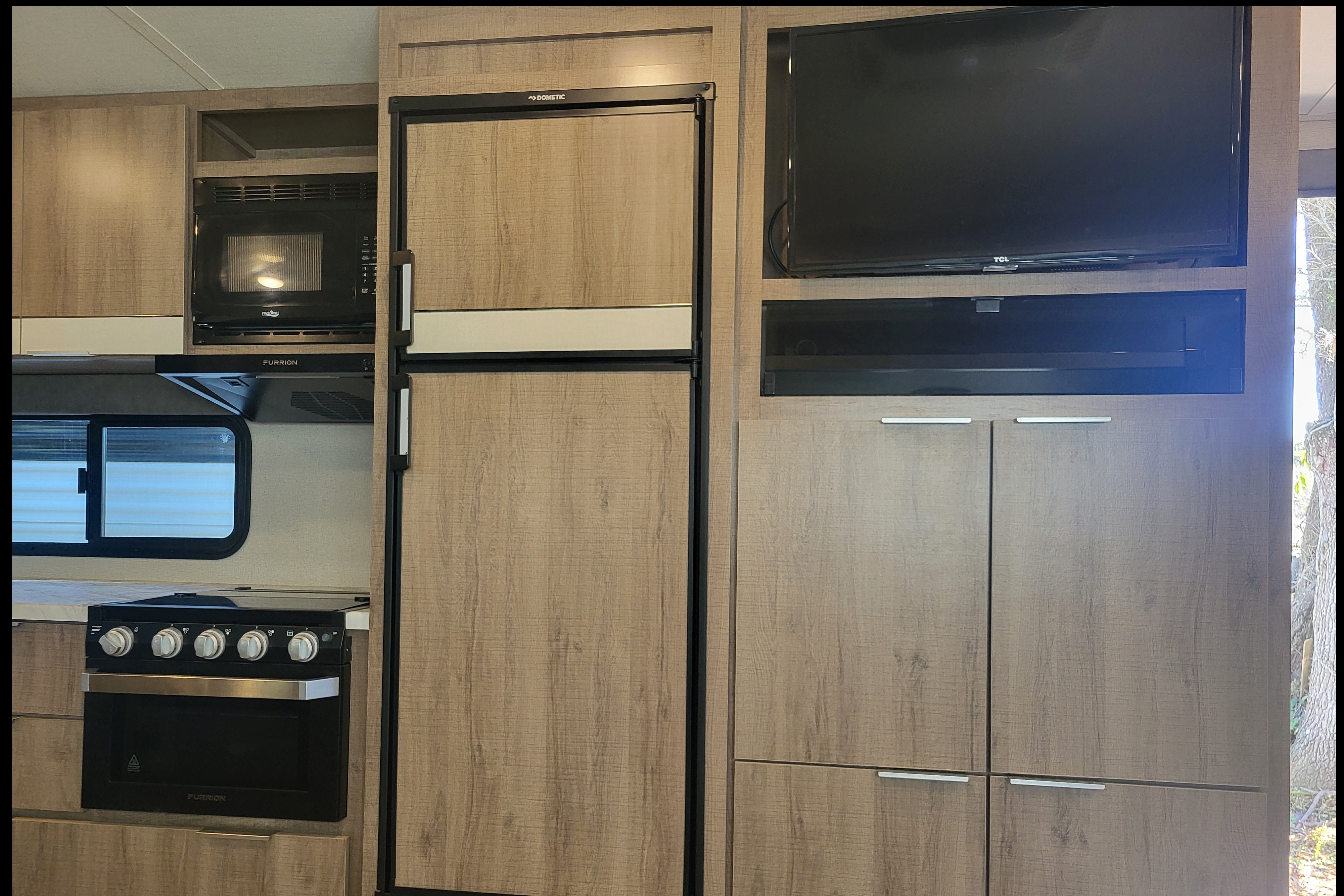 Spacious Couples RV – Delivered, Setup & Stocked