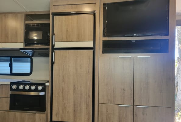 Spacious Couples RV – Delivered, Setup & Stocked