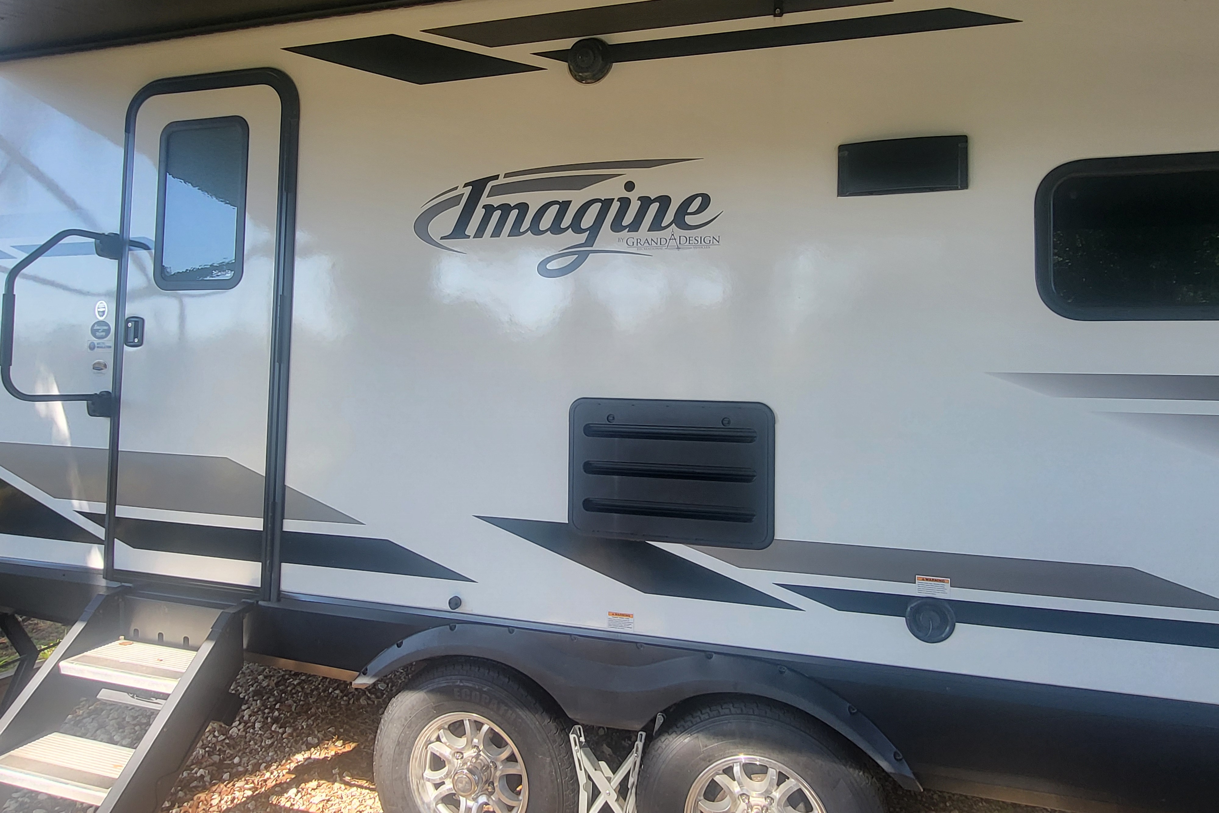 Spacious Couples RV – Delivered, Setup & Stocked