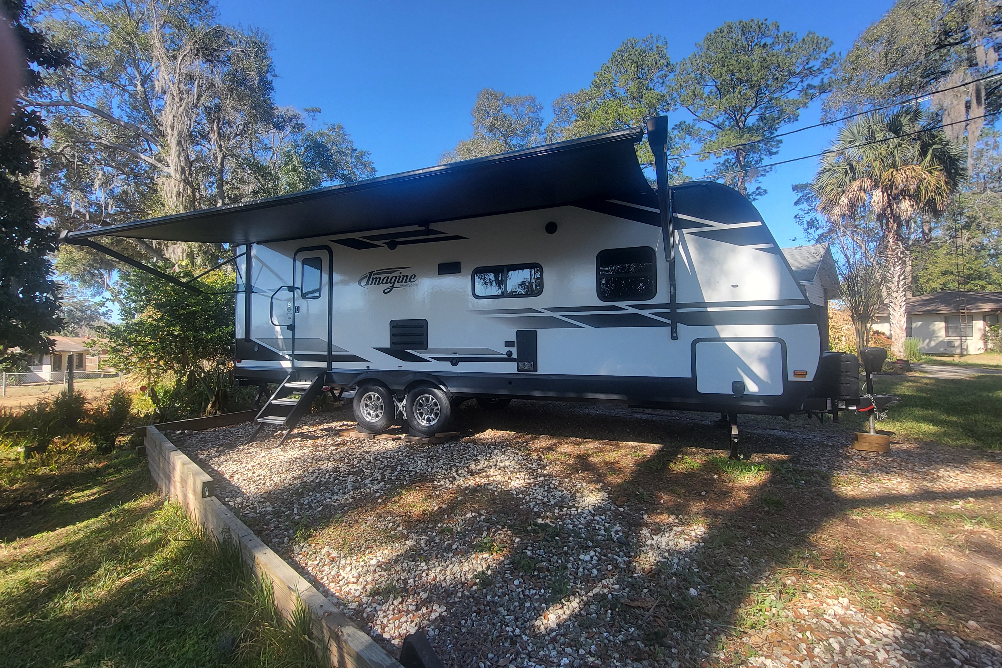 Spacious Couples RV – Delivered, Setup & Stocked