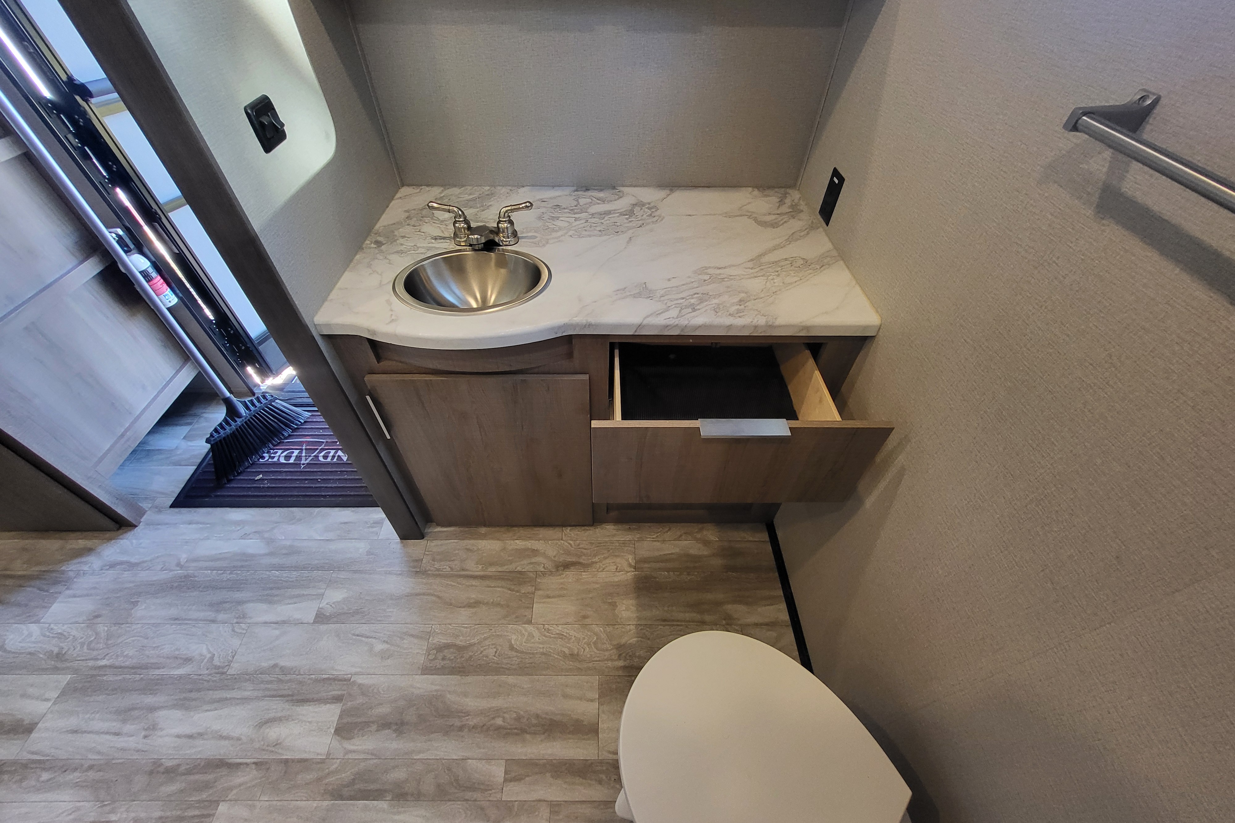 Spacious Couples RV – Delivered, Setup & Stocked
