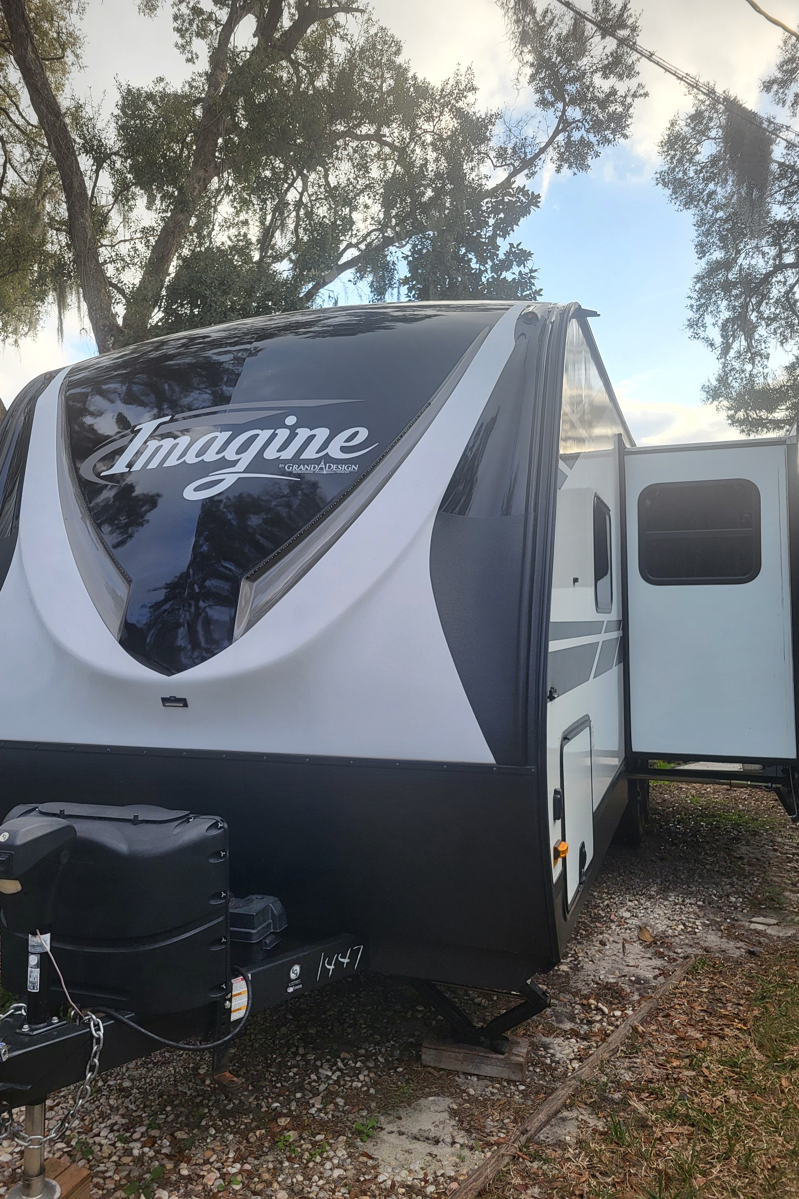 Spacious Couples RV – Delivered, Setup & Stocked
