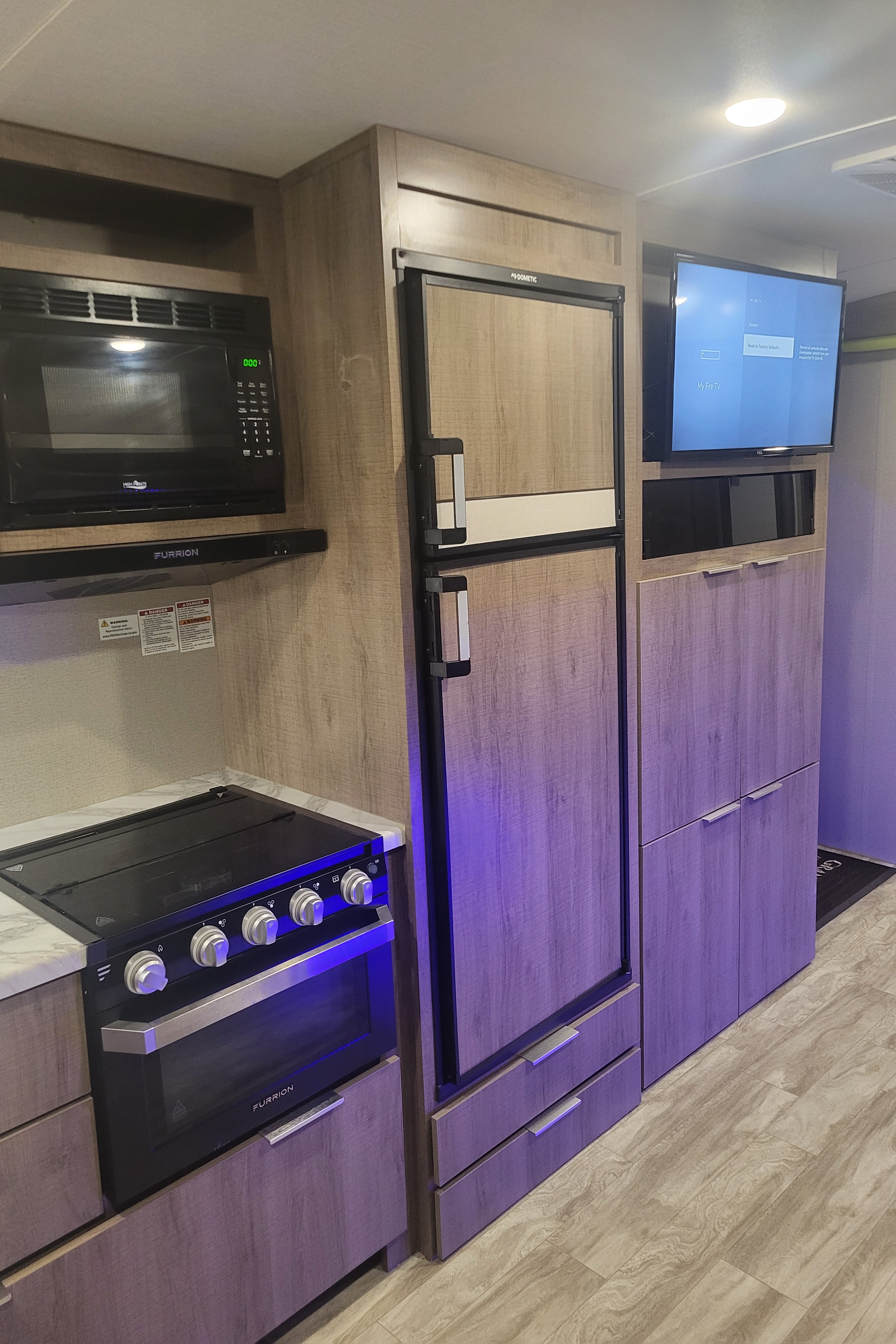 Spacious Couples RV – Delivered, Setup & Stocked