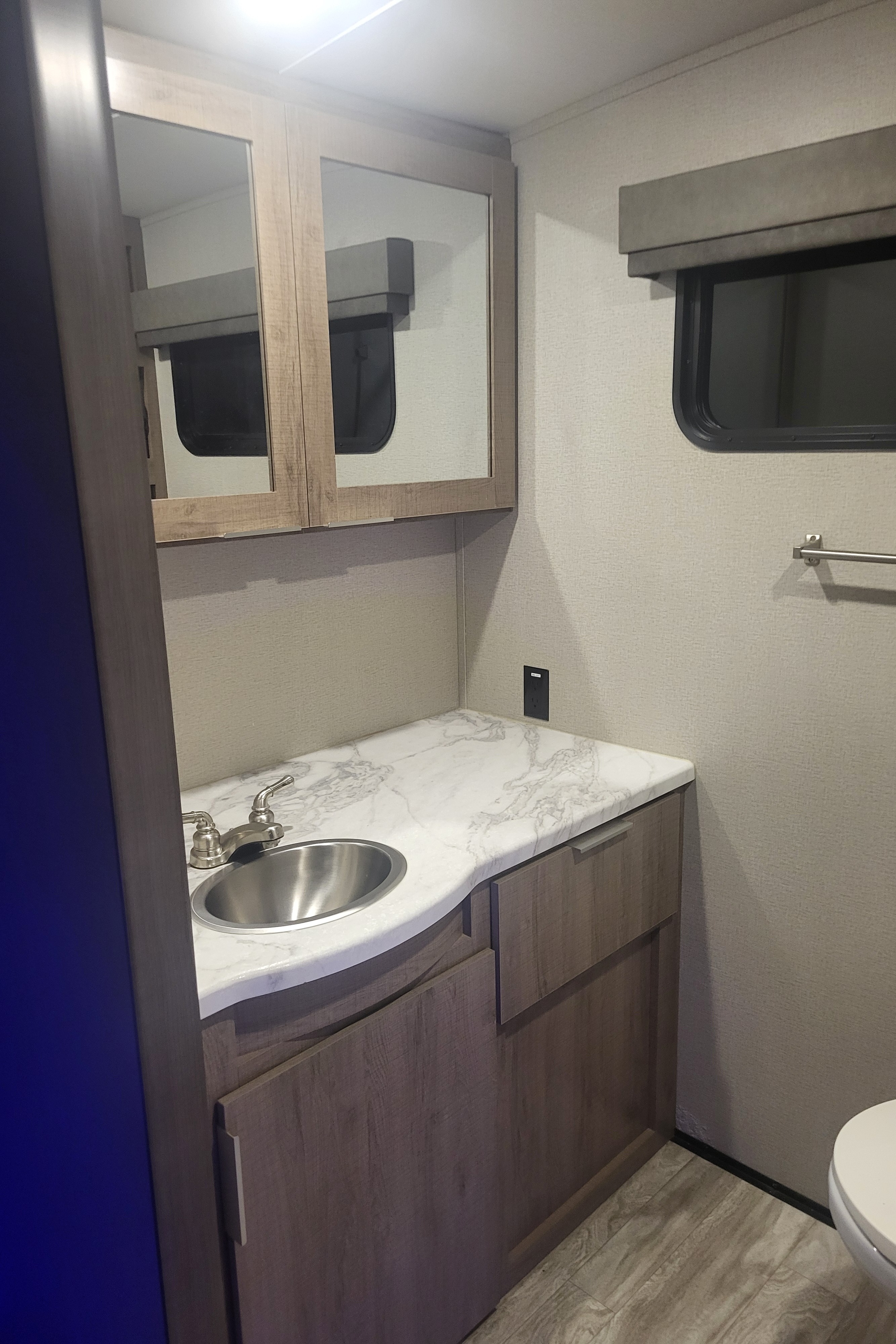 Spacious Couples RV – Delivered, Setup & Stocked