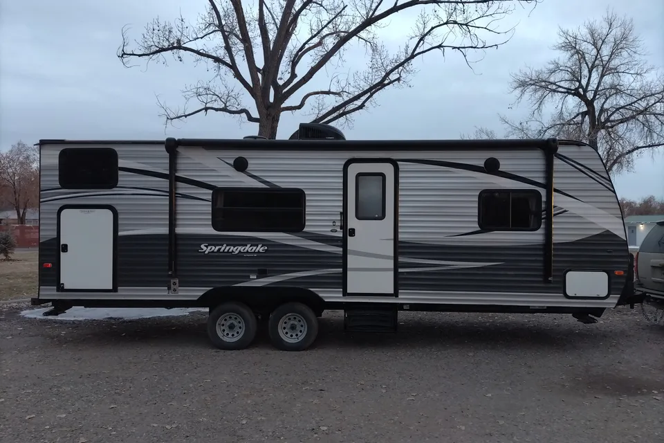 Private Queen, Sleeps 6+, Delivery!