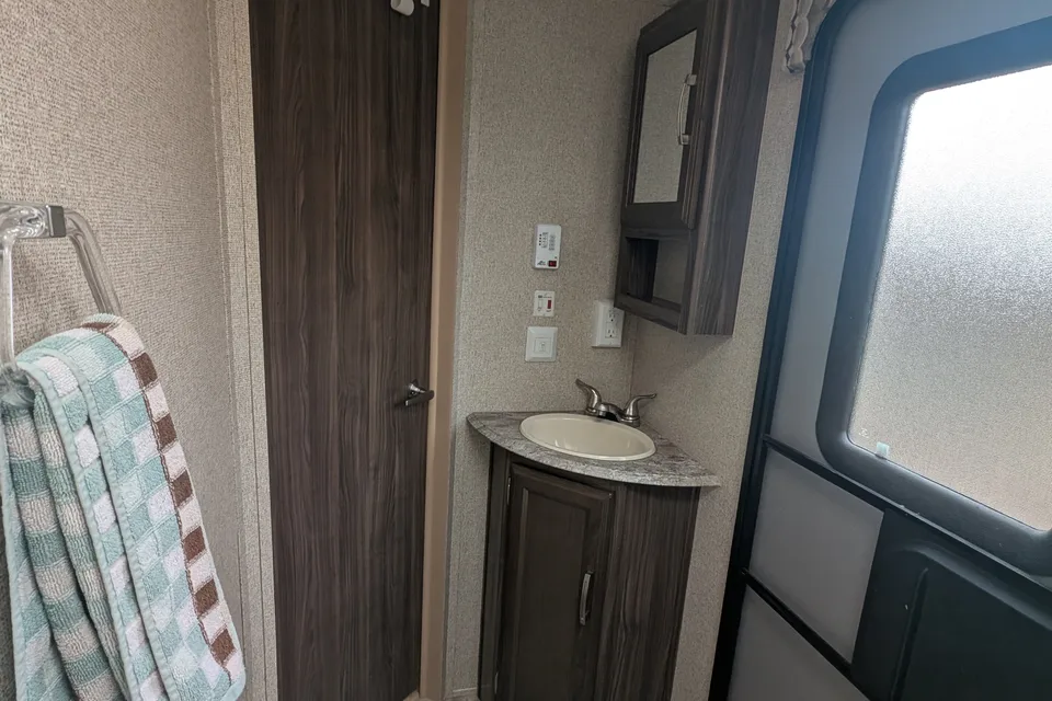 Dean and Debs Coachmen 259BHSS Travel Trailer