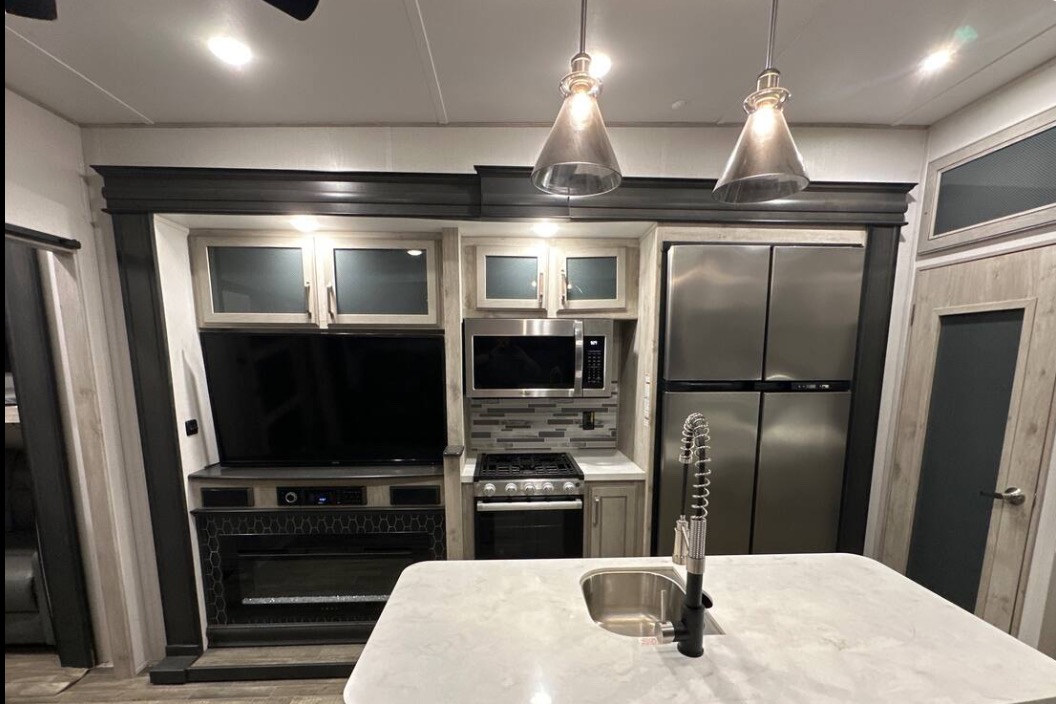 Spacious Modern Rv!!
