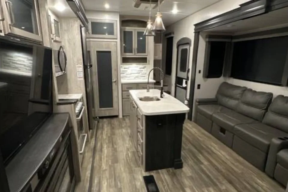 Spacious Modern Rv!!