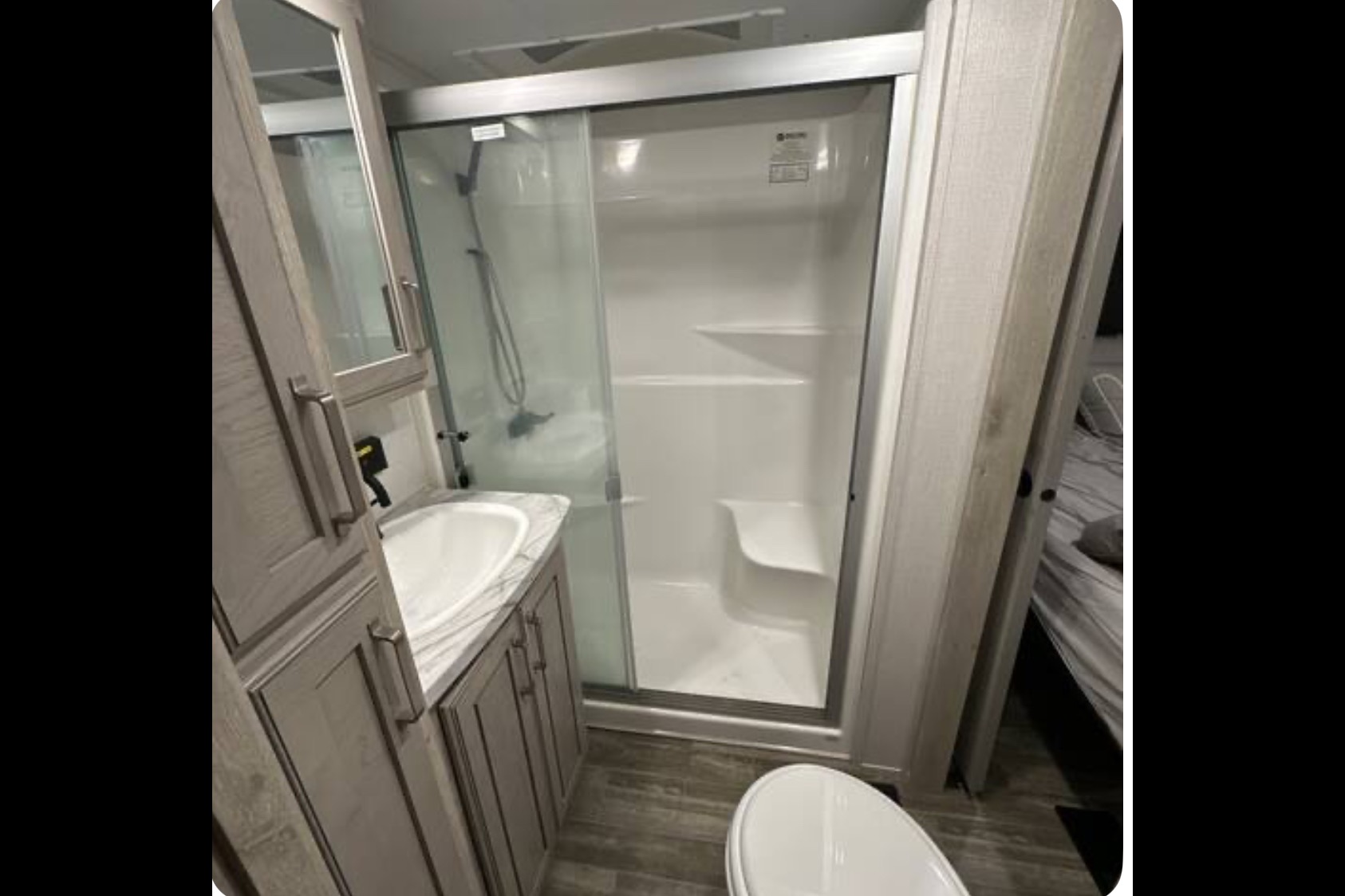 Spacious Modern Rv!!