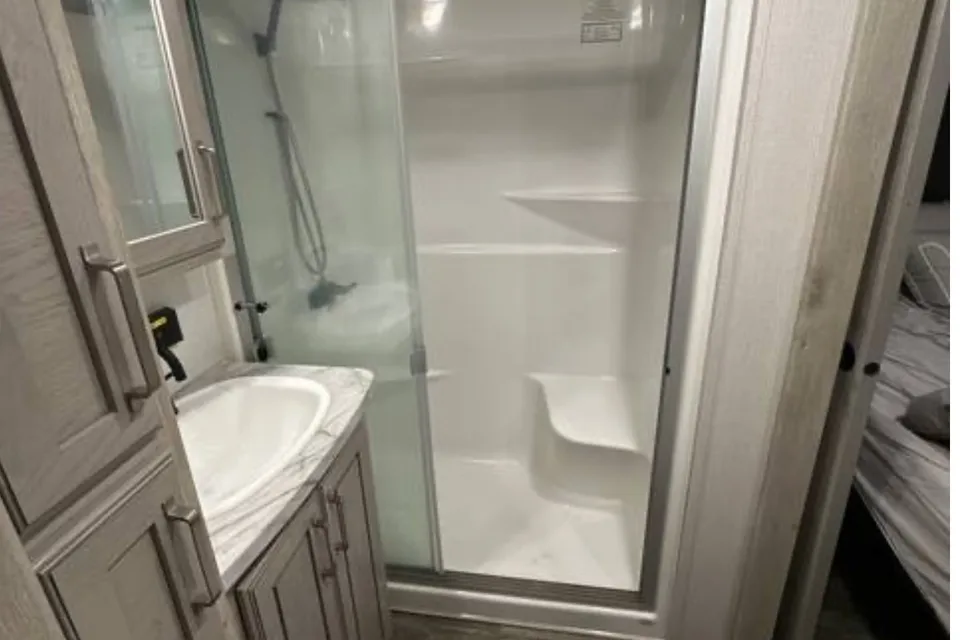 Spacious Modern Rv!!