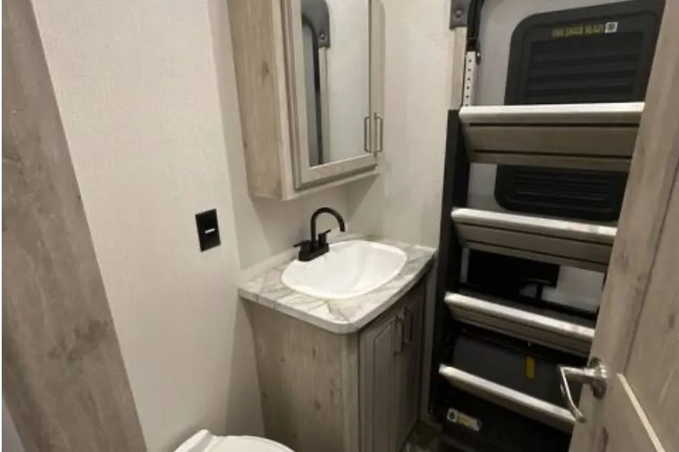 Spacious Modern Rv!!