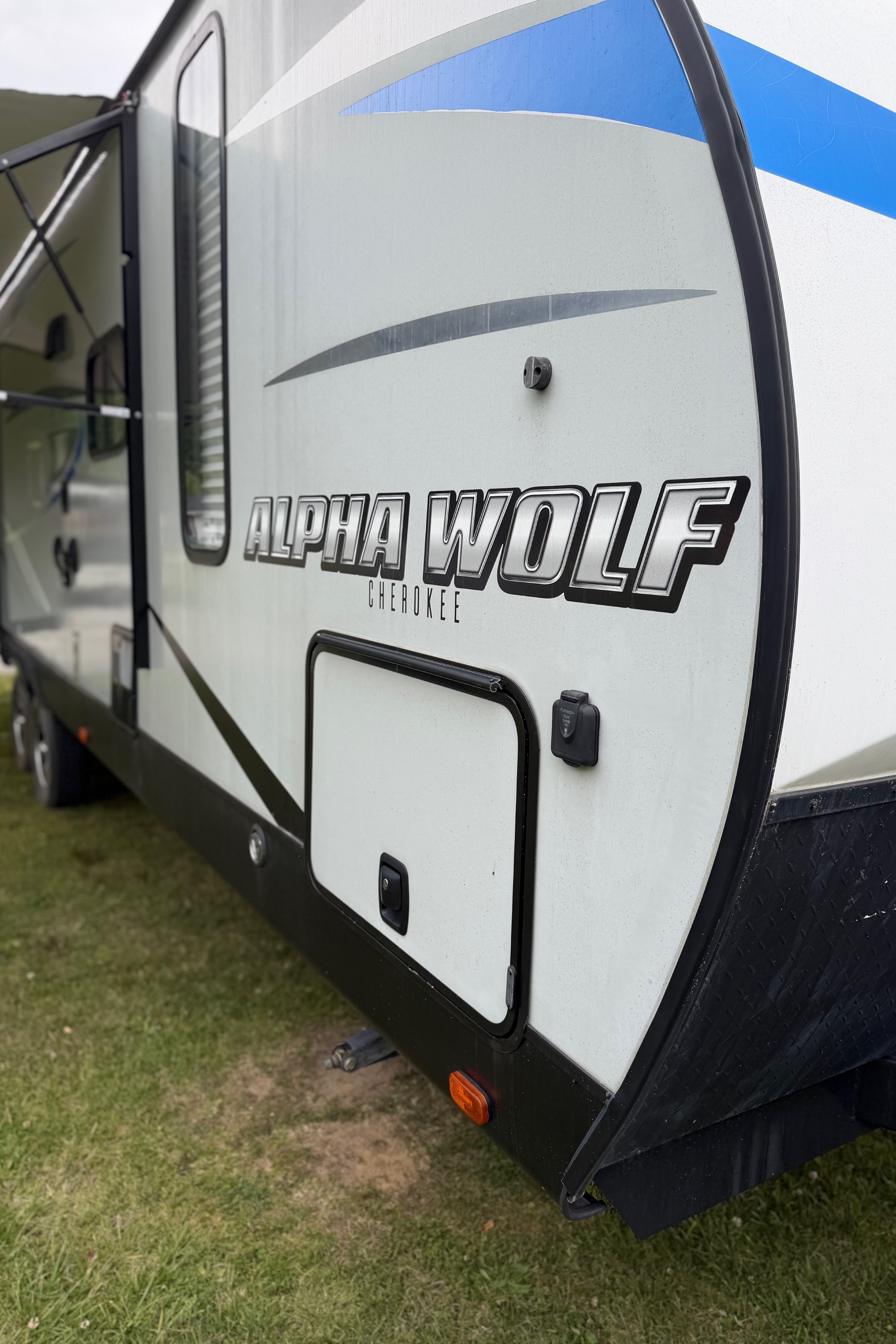 Alpha Wolf - Pet Friendly & Delivery