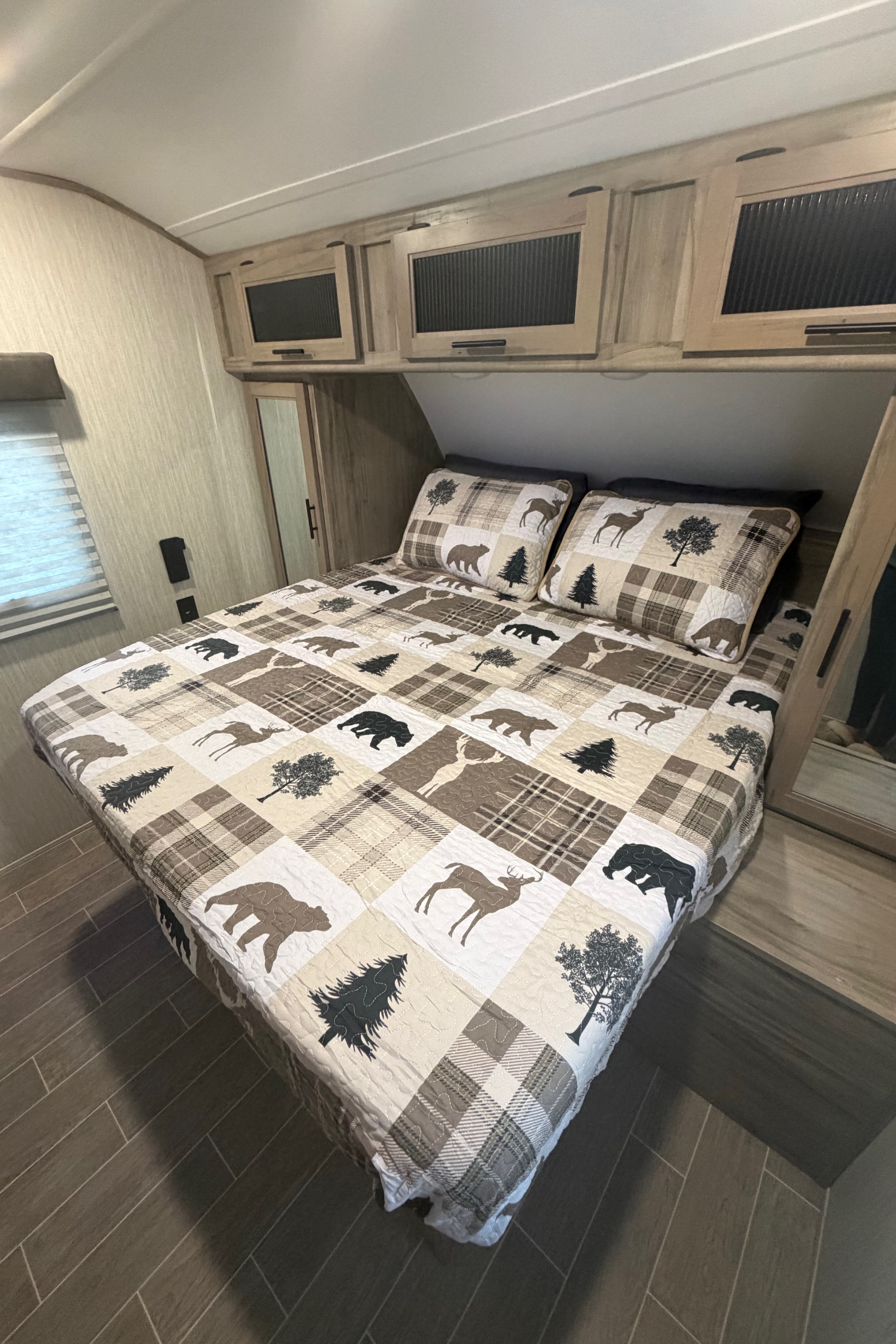 Alpha Wolf - Pet Friendly & Delivery