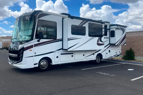 Entegra Coach Vision 31V- sleeps 8, private master bedroom