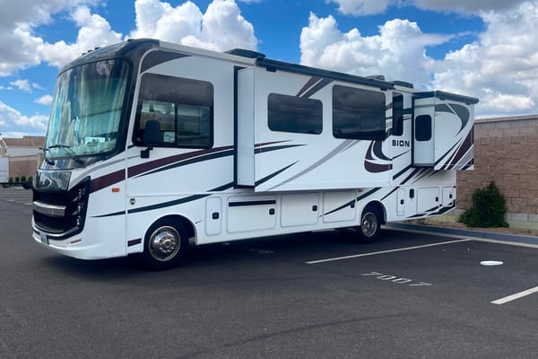 Entegra Coach Vision 31V- sleeps 8, private master bedroom