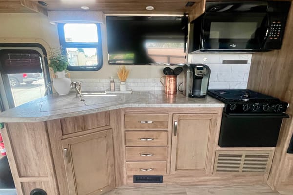 Entegra Coach Vision 31V- sleeps 8, private master bedroom