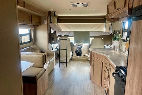 Entegra Coach Vision 31V- sleeps 8, private master bedroom
