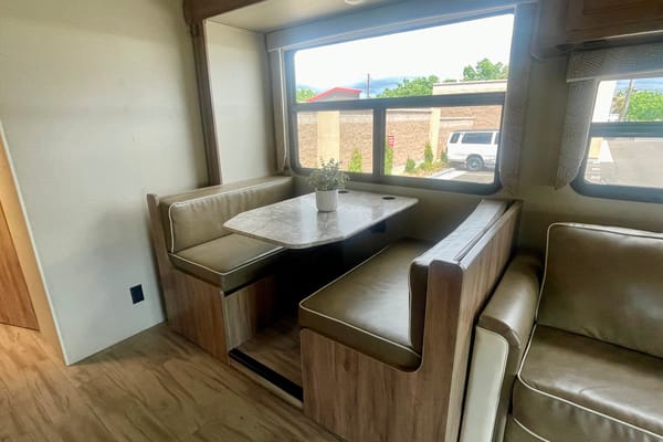 Entegra Coach Vision 31V- sleeps 8, private master bedroom