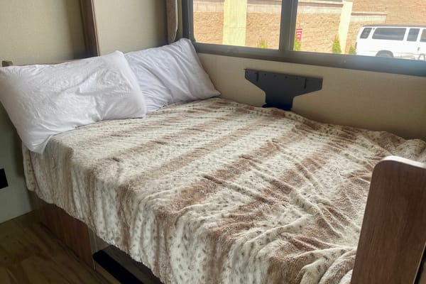 Entegra Coach Vision 31V- sleeps 8, private master bedroom