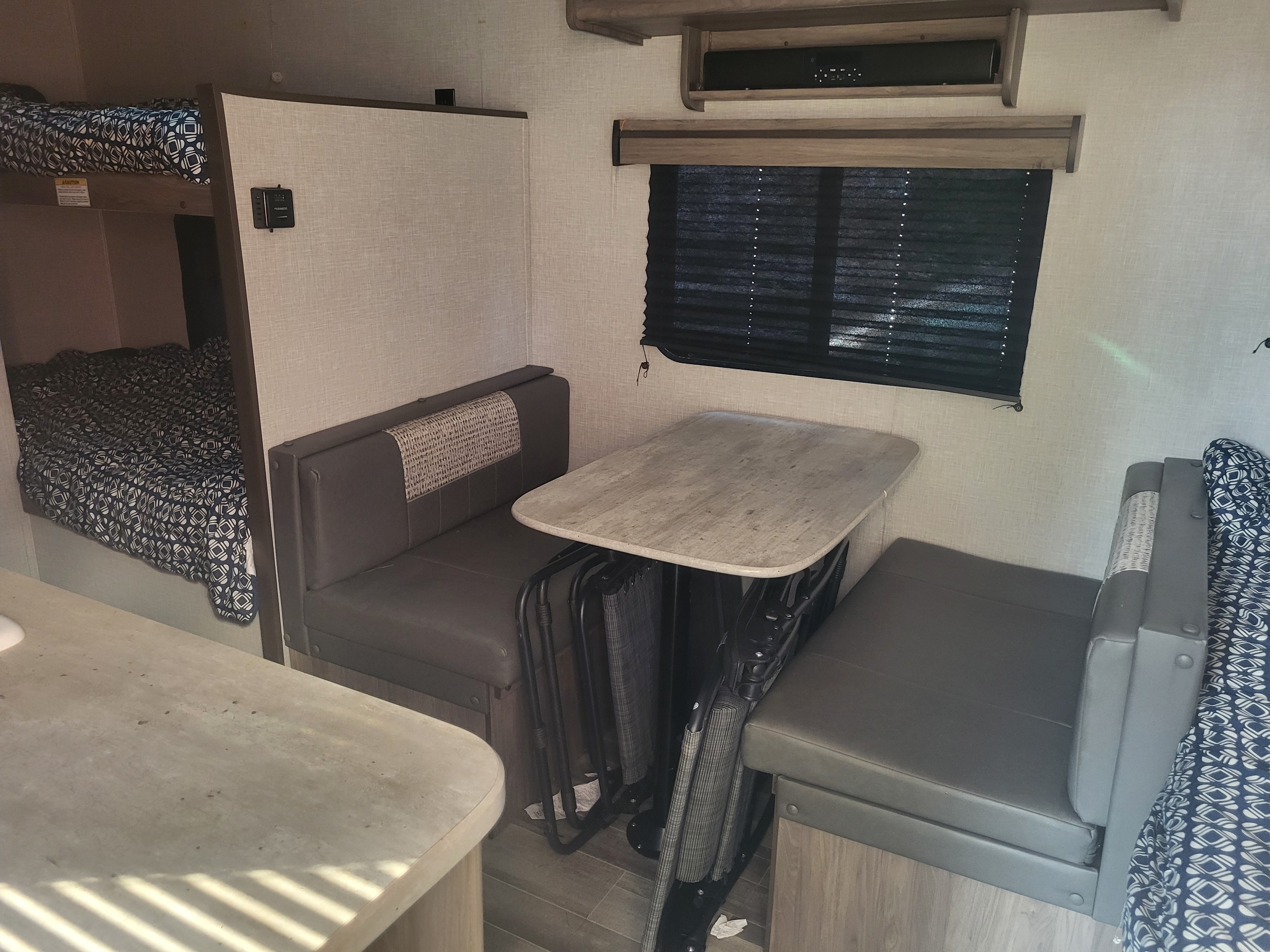 Crossroads Zinger Lite 18BH Travel Trailer