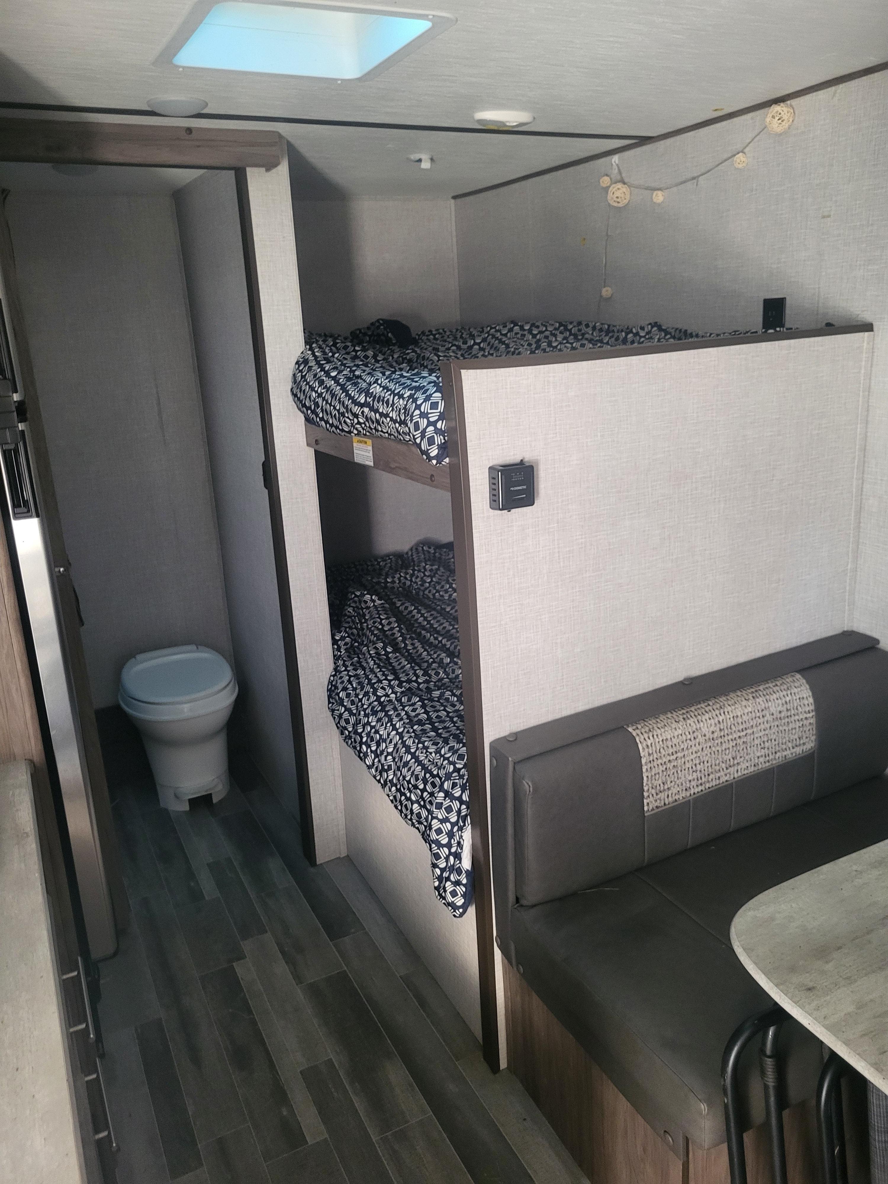 Crossroads Zinger Lite 18BH Travel Trailer