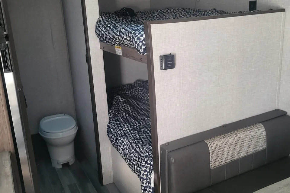Crossroads Zinger Lite 18BH Travel Trailer