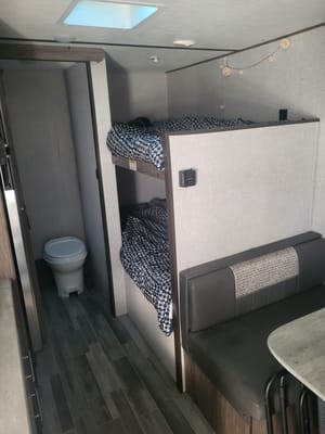 Crossroads Zinger Lite 18BH Travel Trailer