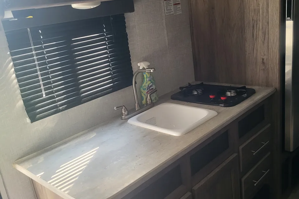 Crossroads Zinger Lite 18BH Travel Trailer
