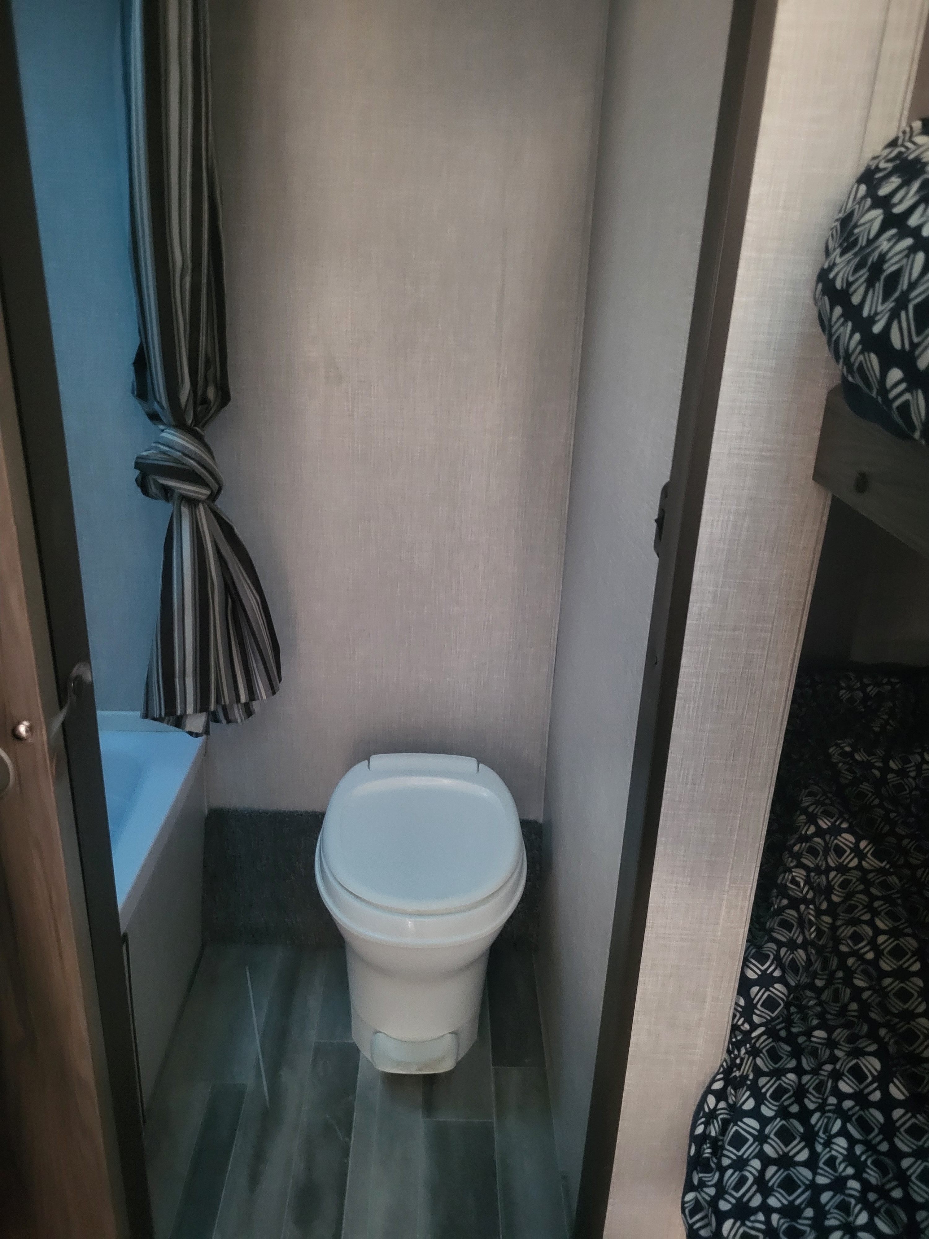 Crossroads Zinger Lite 18BH Travel Trailer