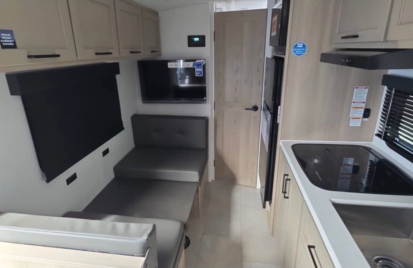 zeus's Forest River FOREST RIVER FLAGSTAFF E-PRO 19FD Travel Trailer