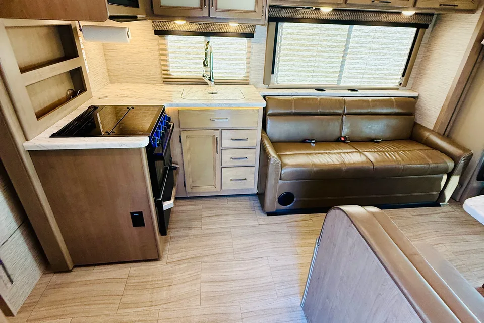 ‘Beddy White’ Thor Coleman 30CM Class C - Sleeps 8