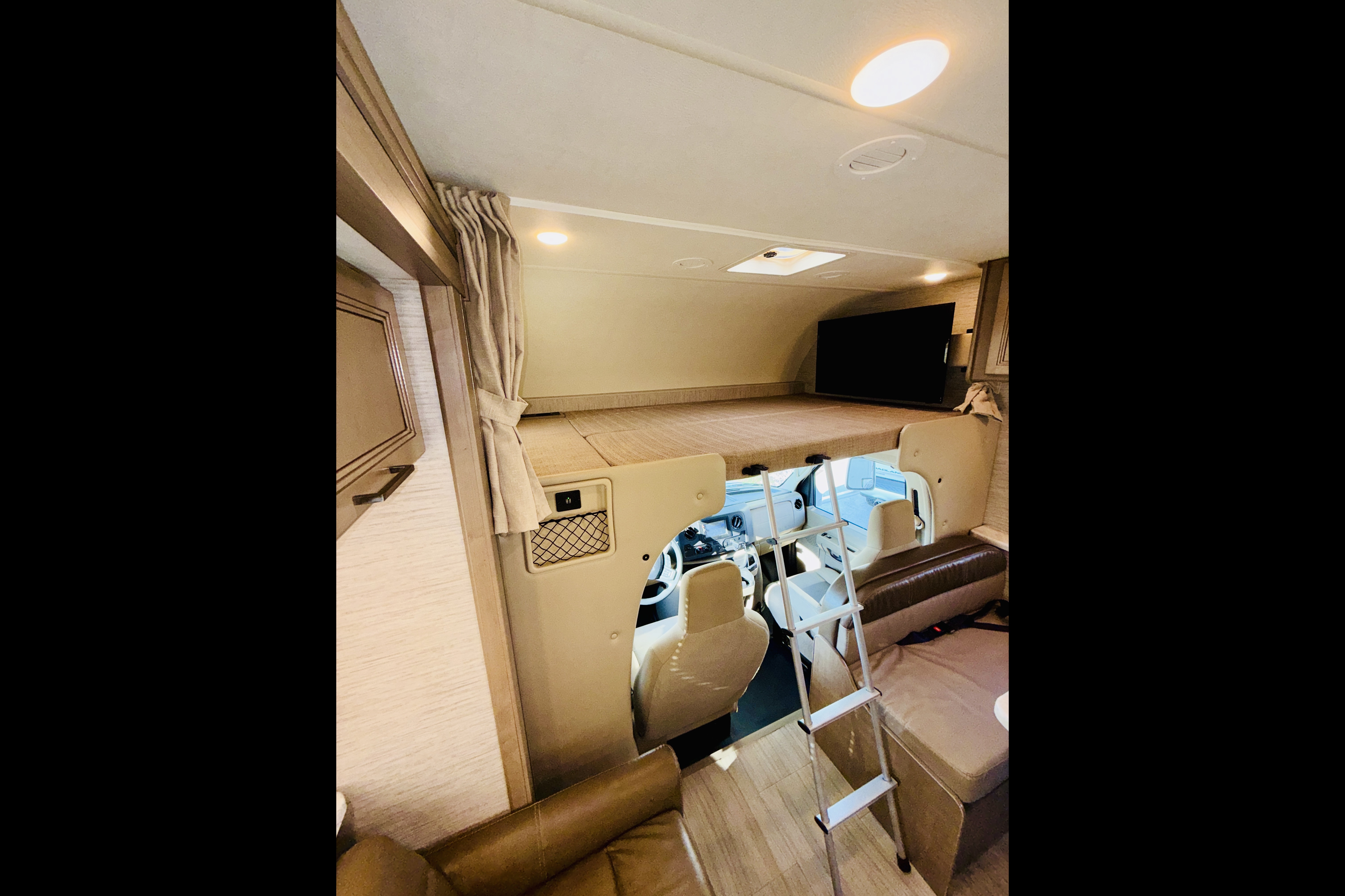 ‘Beddy White’ Thor Coleman 30CM Class C - Sleeps 8