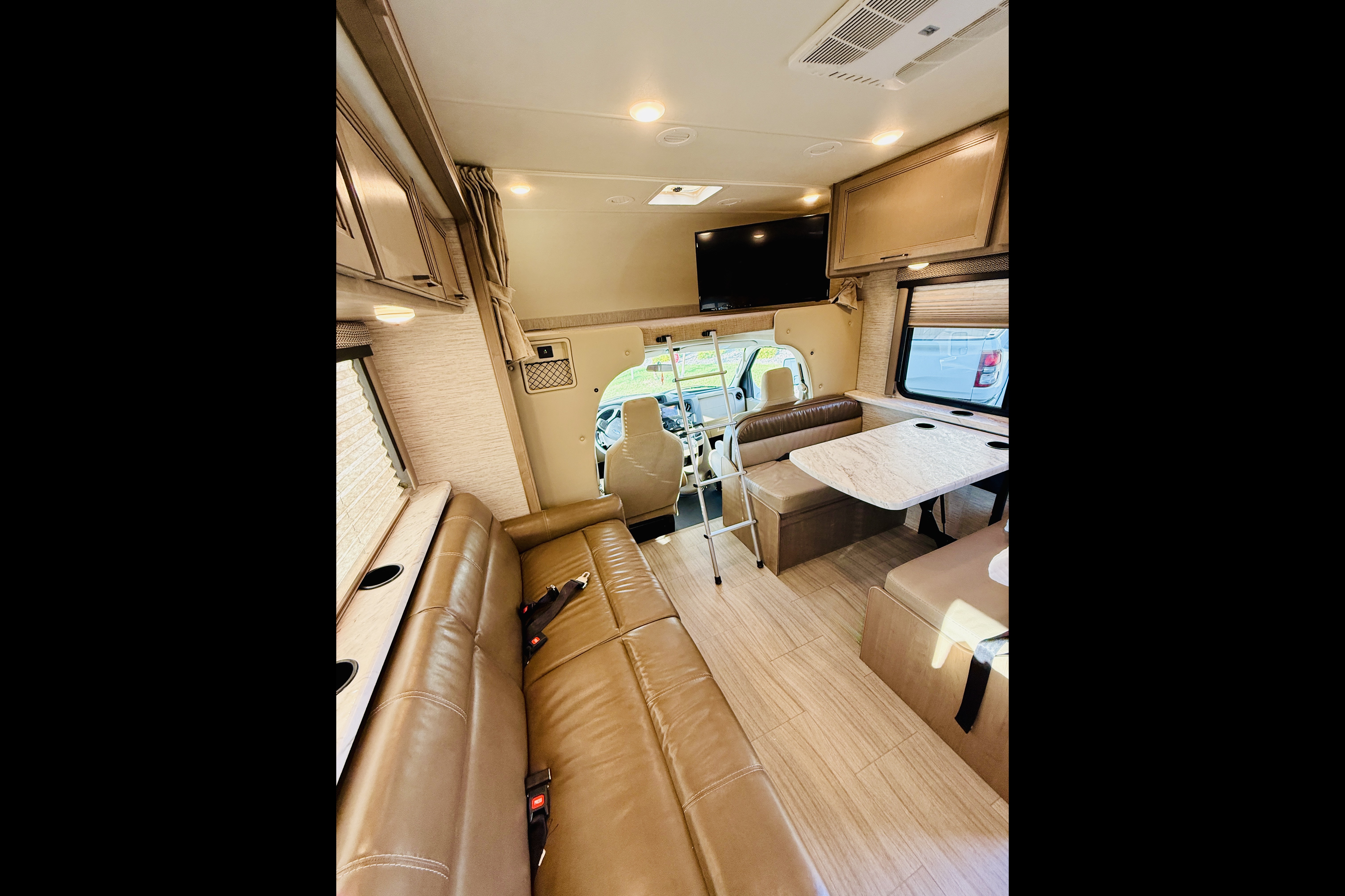 ‘Beddy White’ Thor Coleman 30CM Class C - Sleeps 8