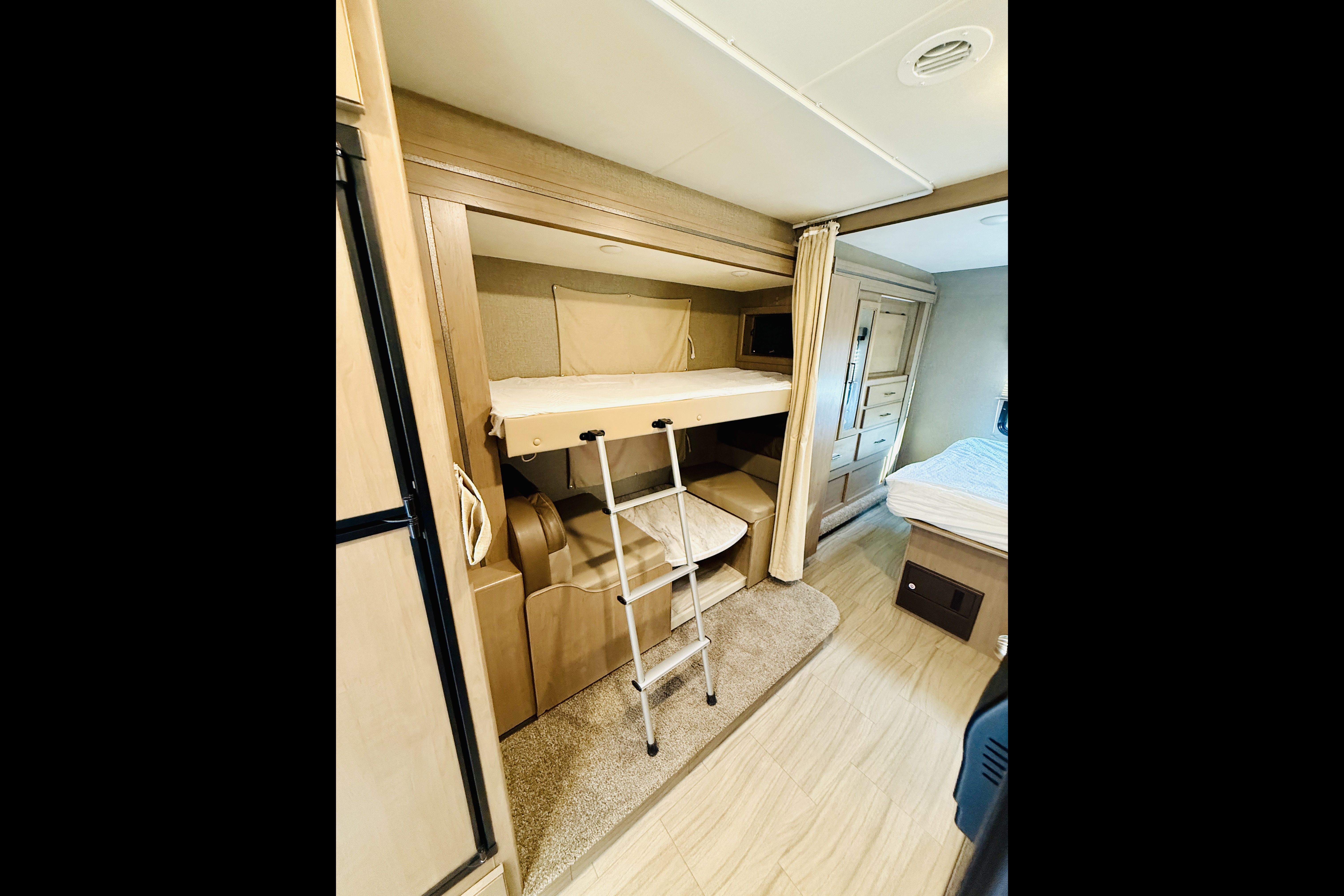 ‘Beddy White’ Thor Coleman 30CM Class C - Sleeps 8