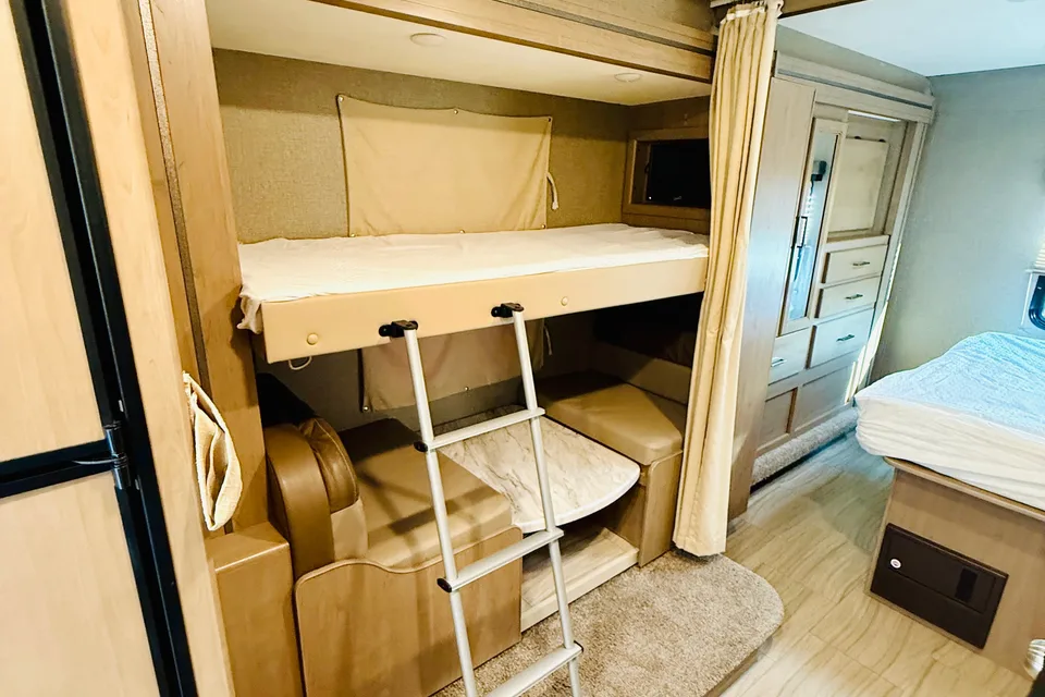‘Beddy White’ Thor Coleman 30CM Class C - Sleeps 8