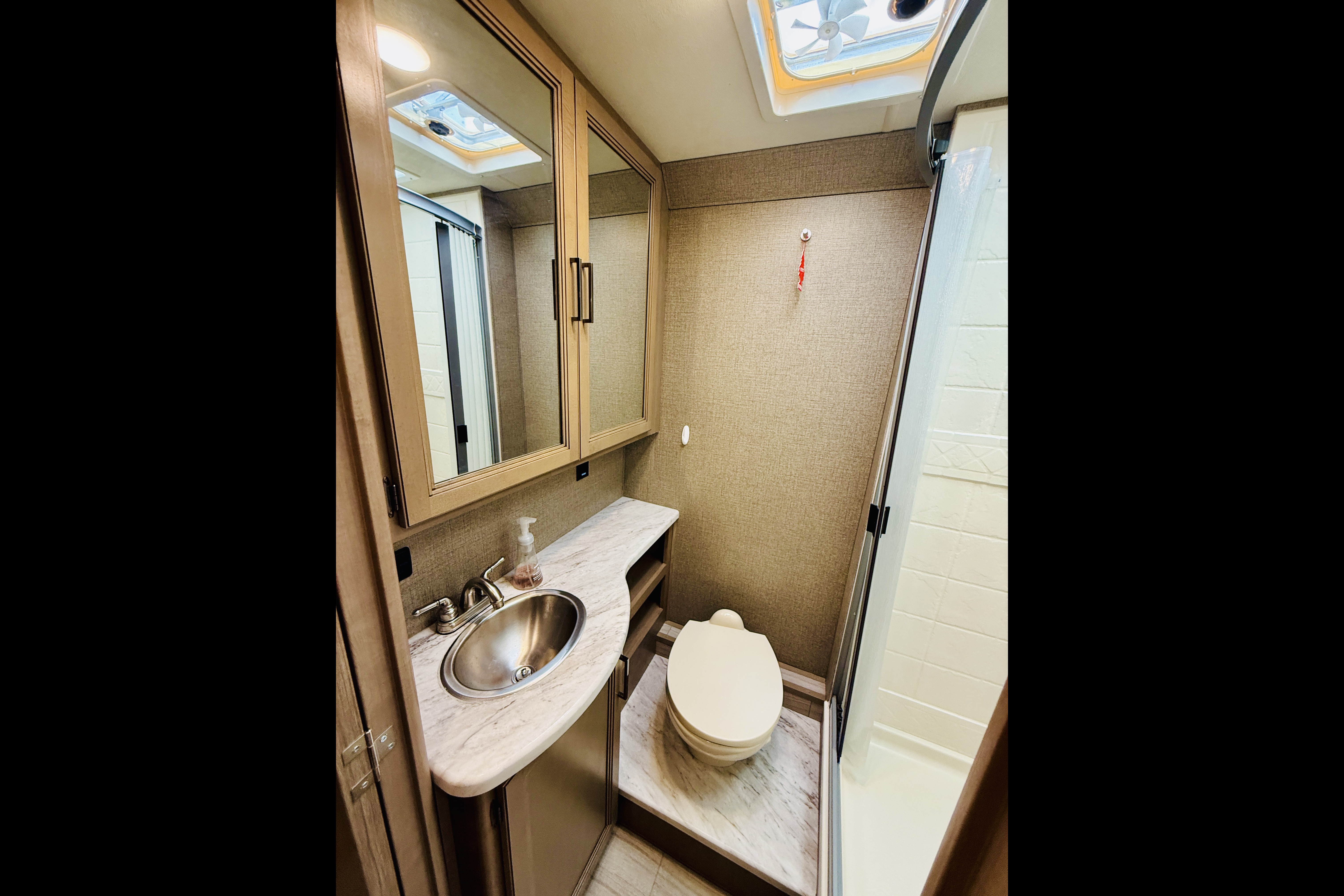 ‘Beddy White’ Thor Coleman 30CM Class C - Sleeps 8
