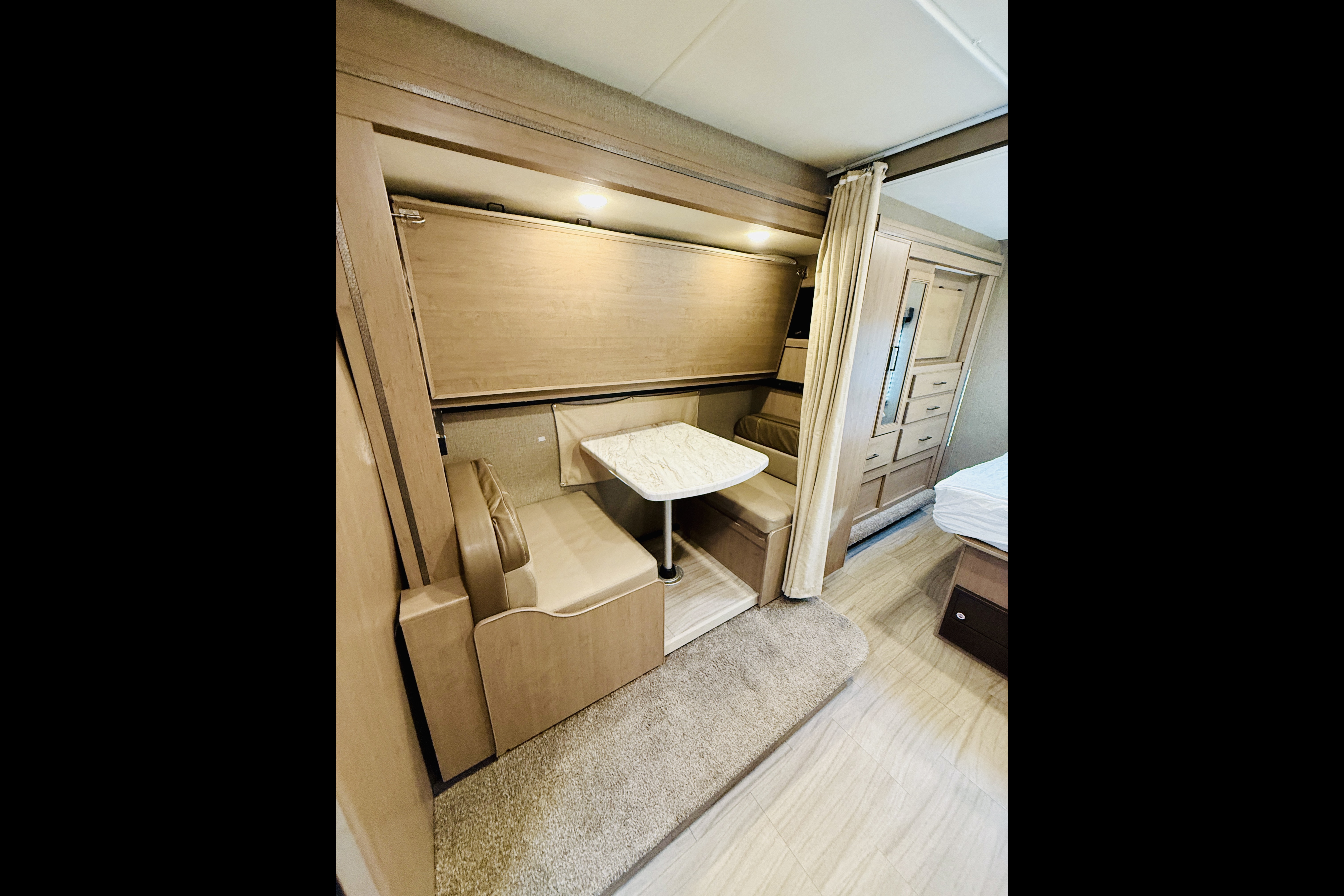 ‘Beddy White’ Thor Coleman 30CM Class C - Sleeps 8