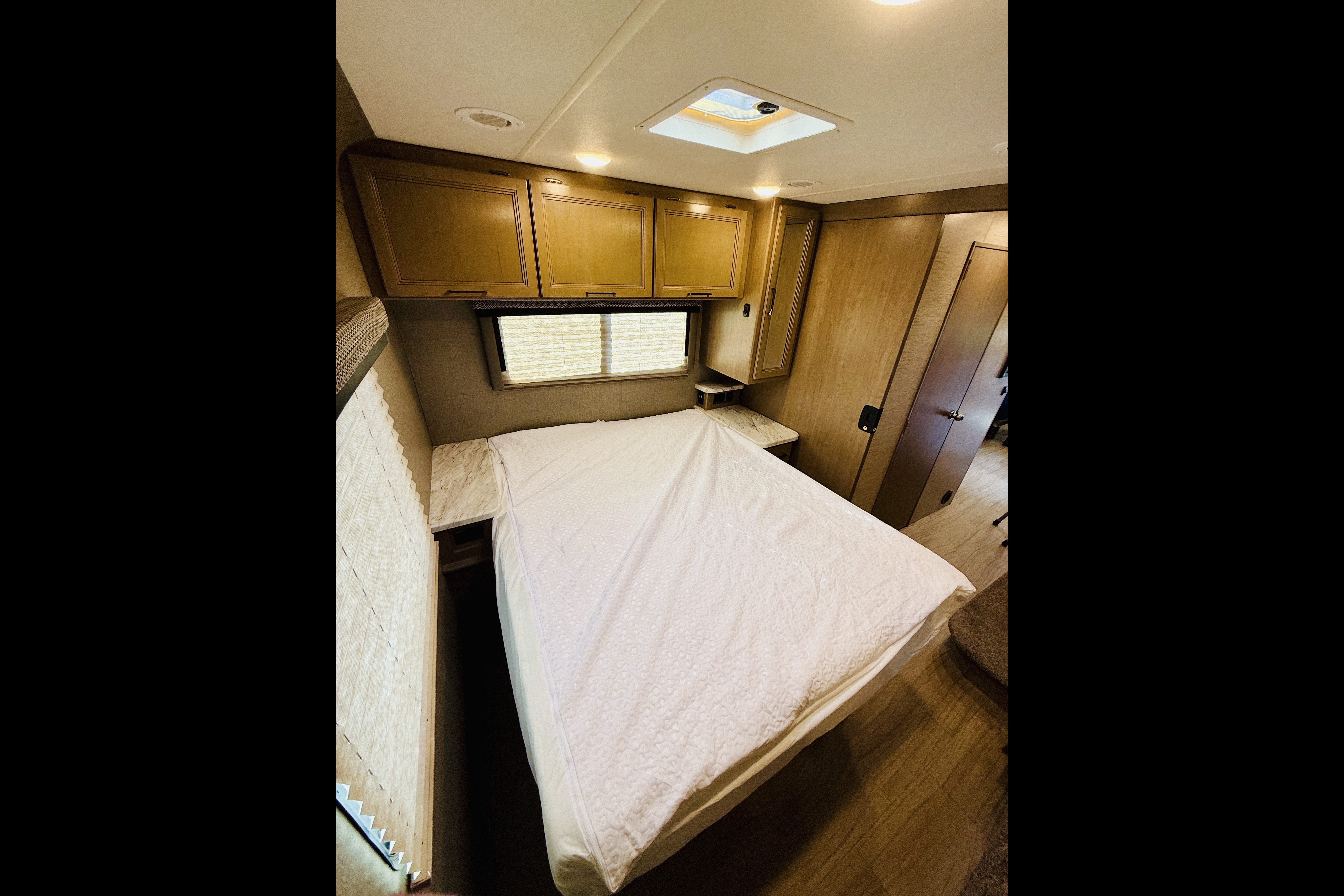 ‘Beddy White’ Thor Coleman 30CM Class C - Sleeps 8
