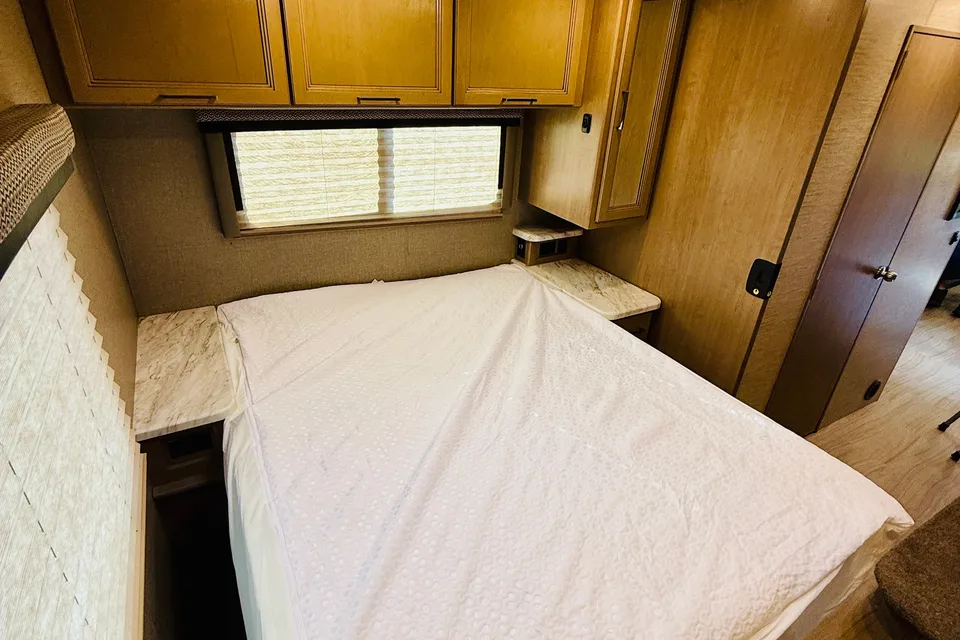 ‘Beddy White’ Thor Coleman 30CM Class C - Sleeps 8