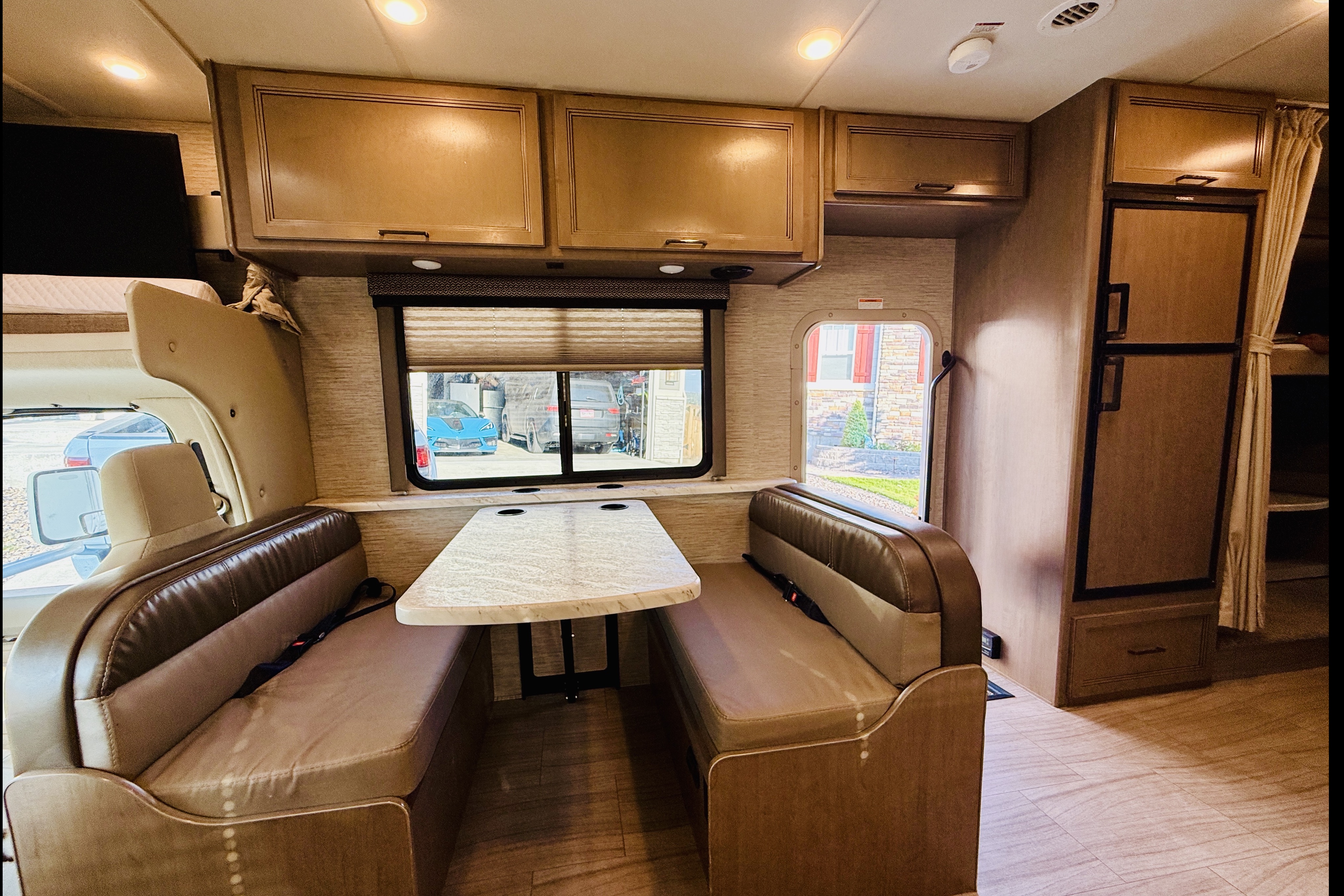 ‘Beddy White’ Thor Coleman 30CM Class C - Sleeps 8