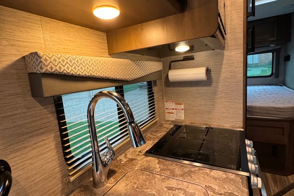 John's 2021 Thor Motor Coach Four Winds 22E