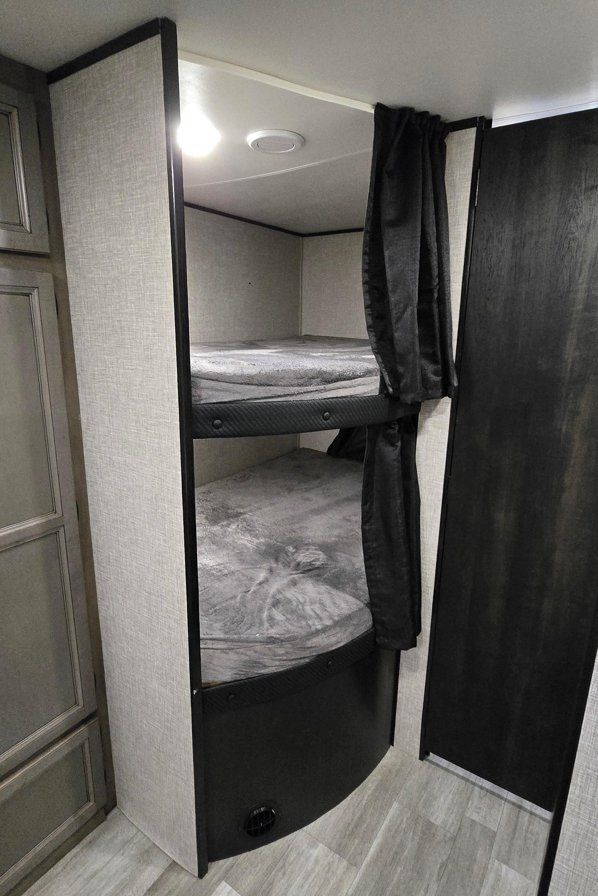 Fireside RV's 2022 Jayco Jay Flight SLX 267BHS