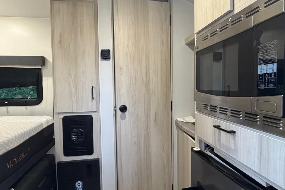 Cozy Couple’s Camper | Winnebago Hike 100 | Pet Friendly + Easy Tow